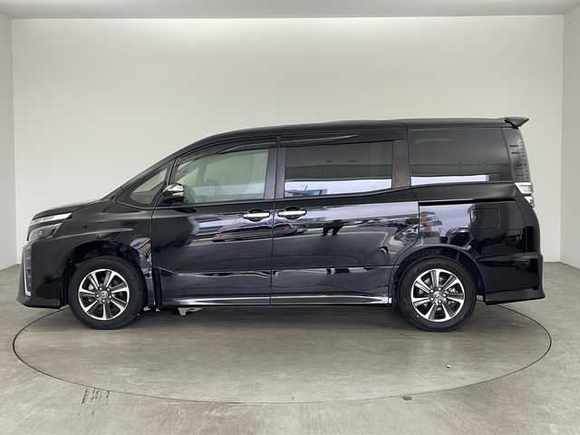 トヨタ ヴォクシー ZS 煌Ⅱ 兵庫県 2019(令1)年 3万km ブラック ・社外9インチナビ&Bluetooth&CD/DVD&SD&TV/・バックカメラ/・ビルドインETC/・両側パワースライドドア/・クルーズコントロール/・トヨタセーフティセンス/・プリクラッシュセーフティ/・レーンディパーチャーアラート/・クリアランスソナー/・社外革調シートカバー/・横滑り防止機能/・前後コーナーセンサー/・盗難防止装置/・オートライト/・オートマチックハイビーム/・LEDヘッドライト/・Wエアバック/・三列シート/・前後ドライブレコーダー/・ウォークスルー/・純正フロアマット/・純正16インチアルミホイール/・MTモード付AT/・アイドリングストップ/・スマートキー/・ステアリングスイッチ/・WACエアコン