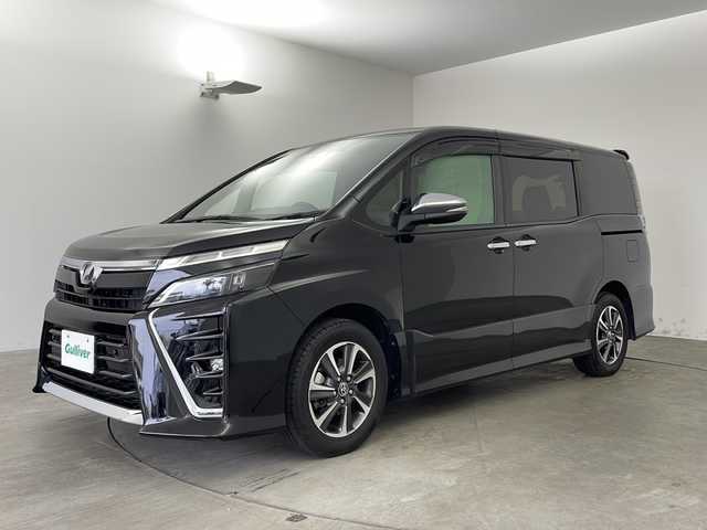 トヨタ ヴォクシー ZS 煌Ⅱ 兵庫県 2019(令1)年 3万km ブラック ・社外9インチナビ&Bluetooth&CD/DVD&SD&TV/・バックカメラ/・ビルドインETC/・両側パワースライドドア/・クルーズコントロール/・トヨタセーフティセンス/・プリクラッシュセーフティ/・レーンディパーチャーアラート/・クリアランスソナー/・社外革調シートカバー/・横滑り防止機能/・前後コーナーセンサー/・盗難防止装置/・オートライト/・オートマチックハイビーム/・LEDヘッドライト/・Wエアバック/・三列シート/・前後ドライブレコーダー/・ウォークスルー/・純正フロアマット/・純正16インチアルミホイール/・MTモード付AT/・アイドリングストップ/・スマートキー/・ステアリングスイッチ/・WACエアコン