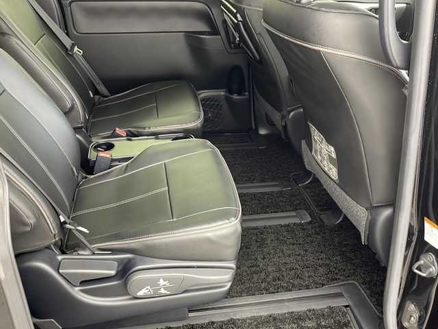 トヨタ ヴォクシー ZS 煌Ⅱ 兵庫県 2019(令1)年 3万km ブラック ・社外9インチナビ&Bluetooth&CD/DVD&SD&TV/・バックカメラ/・ビルドインETC/・両側パワースライドドア/・クルーズコントロール/・トヨタセーフティセンス/・プリクラッシュセーフティ/・レーンディパーチャーアラート/・クリアランスソナー/・社外革調シートカバー/・横滑り防止機能/・前後コーナーセンサー/・盗難防止装置/・オートライト/・オートマチックハイビーム/・LEDヘッドライト/・Wエアバック/・三列シート/・前後ドライブレコーダー/・ウォークスルー/・純正フロアマット/・純正16インチアルミホイール/・MTモード付AT/・アイドリングストップ/・スマートキー/・ステアリングスイッチ/・WACエアコン