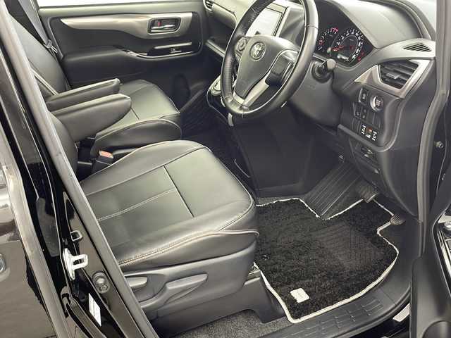 トヨタ ヴォクシー ZS 煌Ⅱ 兵庫県 2019(令1)年 3万km ブラック ・社外9インチナビ&Bluetooth&CD/DVD&SD&TV/・バックカメラ/・ビルドインETC/・両側パワースライドドア/・クルーズコントロール/・トヨタセーフティセンス/・プリクラッシュセーフティ/・レーンディパーチャーアラート/・クリアランスソナー/・社外革調シートカバー/・横滑り防止機能/・前後コーナーセンサー/・盗難防止装置/・オートライト/・オートマチックハイビーム/・LEDヘッドライト/・Wエアバック/・三列シート/・前後ドライブレコーダー/・ウォークスルー/・純正フロアマット/・純正16インチアルミホイール/・MTモード付AT/・アイドリングストップ/・スマートキー/・ステアリングスイッチ/・WACエアコン