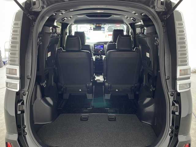 トヨタ ヴォクシー ZS 煌Ⅱ 兵庫県 2019(令1)年 3万km ブラック ・社外9インチナビ&Bluetooth&CD/DVD&SD&TV/・バックカメラ/・ビルドインETC/・両側パワースライドドア/・クルーズコントロール/・トヨタセーフティセンス/・プリクラッシュセーフティ/・レーンディパーチャーアラート/・クリアランスソナー/・社外革調シートカバー/・横滑り防止機能/・前後コーナーセンサー/・盗難防止装置/・オートライト/・オートマチックハイビーム/・LEDヘッドライト/・Wエアバック/・三列シート/・前後ドライブレコーダー/・ウォークスルー/・純正フロアマット/・純正16インチアルミホイール/・MTモード付AT/・アイドリングストップ/・スマートキー/・ステアリングスイッチ/・WACエアコン