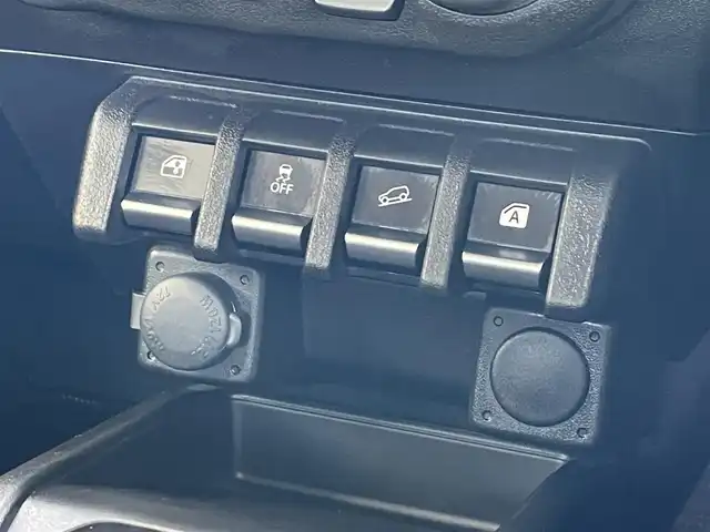 スズキ ジムニー シエラ JC 静岡県 2023(令5)年 0.8万km ジャングルグリーン 衝突軽減Ｂ　/車検逸脱警告　/社外ナビ　/地デジ　/Ｂカメラ　/シートヒーター　　/ステアリングヒーター　/ステアリングリモコン　/クルコン　/フロント＆サイドガーニッシュ　/純正１５インチＡＷ　　/社外前後ドラレコ/ETC/ウィンカーミラー/スマートキー
