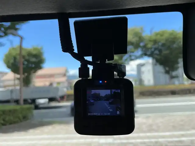 スズキ ジムニー シエラ JC 静岡県 2023(令5)年 0.8万km ジャングルグリーン 衝突軽減Ｂ　/車検逸脱警告　/社外ナビ　/地デジ　/Ｂカメラ　/シートヒーター　　/ステアリングヒーター　/ステアリングリモコン　/クルコン　/フロント＆サイドガーニッシュ　/純正１５インチＡＷ　　/社外前後ドラレコ/ETC/ウィンカーミラー/スマートキー