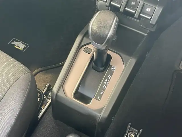 スズキ ジムニー シエラ JC 静岡県 2023(令5)年 0.8万km ジャングルグリーン 衝突軽減Ｂ　/車検逸脱警告　/社外ナビ　/地デジ　/Ｂカメラ　/シートヒーター　　/ステアリングヒーター　/ステアリングリモコン　/クルコン　/フロント＆サイドガーニッシュ　/純正１５インチＡＷ　　/社外前後ドラレコ/ETC/ウィンカーミラー/スマートキー