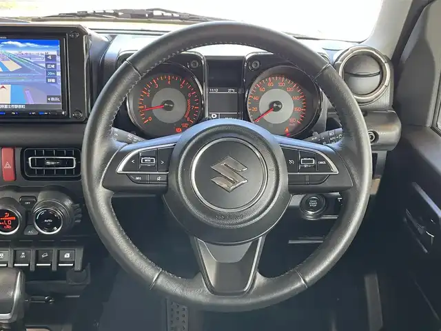 スズキ ジムニー シエラ JC 静岡県 2023(令5)年 0.8万km ジャングルグリーン 衝突軽減Ｂ　/車検逸脱警告　/社外ナビ　/地デジ　/Ｂカメラ　/シートヒーター　　/ステアリングヒーター　/ステアリングリモコン　/クルコン　/フロント＆サイドガーニッシュ　/純正１５インチＡＷ　　/社外前後ドラレコ/ETC/ウィンカーミラー/スマートキー