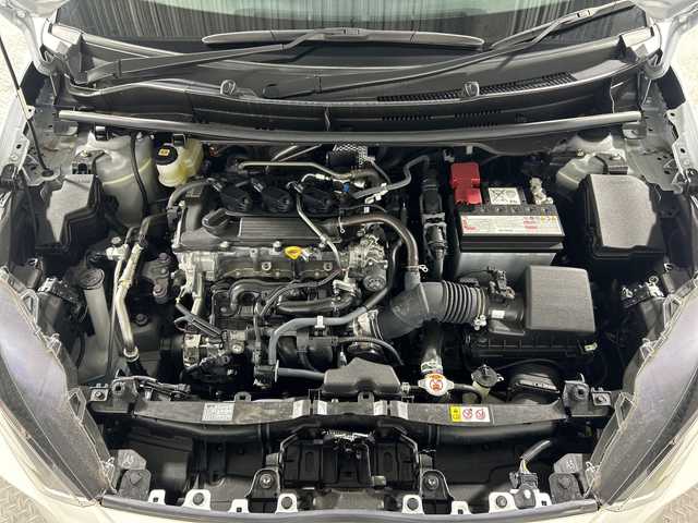 トヨタ ヤリス G 神奈川県 2024(令6)年 0.1万km プラチナホワイトパールマイカ 純正ディスプレイオーディオ/コネクトナビ/Bluetooth　USB　HDMI　AM FM　Miracast/パノラミックビューモニター/純正ビルトインETC2.0/セーフティセンス/ブラインドスポットモニター/レーダークルーズコントロール/レーンディパーチャーアラート/プリクラッシュセーフティ/オートハイビーム/ロードサインアシスト/リアクロストラフィックアラート/パーキングサポートブレーキ/安心降車アシスト/後退速度抑制/リヤシートマインダー/発進遅れ告知/DRIVEMODE/プッシュスタート/スマートキー/純正サイド/リアスポイラー/スペアキー