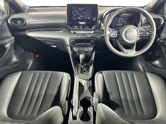 トヨタ ヤリス G 神奈川県 2024(令6)年 0.1万km プラチナホワイトパールマイカ 純正ディスプレイオーディオ/コネクトナビ/Bluetooth　USB　HDMI　AM FM　Miracast/パノラミックビューモニター/純正ビルトインETC2.0/セーフティセンス/ブラインドスポットモニター/レーダークルーズコントロール/レーンディパーチャーアラート/プリクラッシュセーフティ/オートハイビーム/ロードサインアシスト/リアクロストラフィックアラート/パーキングサポートブレーキ/安心降車アシスト/後退速度抑制/リヤシートマインダー/発進遅れ告知/DRIVEMODE/プッシュスタート/スマートキー/純正サイド/リアスポイラー/スペアキー