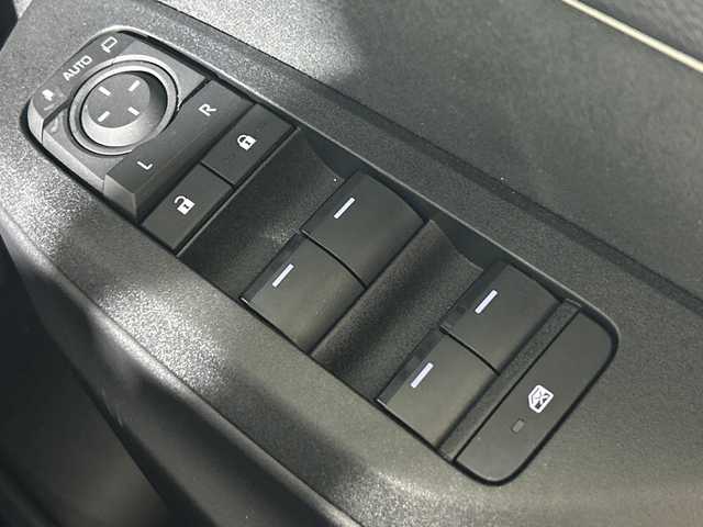 トヨタ ヤリス G 神奈川県 2024(令6)年 0.1万km プラチナホワイトパールマイカ 純正ディスプレイオーディオ/コネクトナビ/Bluetooth　USB　HDMI　AM FM　Miracast/パノラミックビューモニター/純正ビルトインETC2.0/セーフティセンス/ブラインドスポットモニター/レーダークルーズコントロール/レーンディパーチャーアラート/プリクラッシュセーフティ/オートハイビーム/ロードサインアシスト/リアクロストラフィックアラート/パーキングサポートブレーキ/安心降車アシスト/後退速度抑制/リヤシートマインダー/発進遅れ告知/DRIVEMODE/プッシュスタート/スマートキー/純正サイド/リアスポイラー/スペアキー