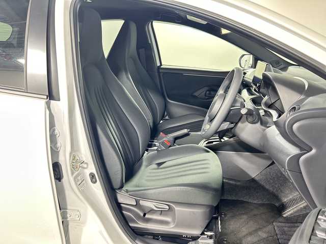 トヨタ ヤリス G 神奈川県 2024(令6)年 0.1万km プラチナホワイトパールマイカ 純正ディスプレイオーディオ/コネクトナビ/Bluetooth　USB　HDMI　AM FM　Miracast/パノラミックビューモニター/純正ビルトインETC2.0/セーフティセンス/ブラインドスポットモニター/レーダークルーズコントロール/レーンディパーチャーアラート/プリクラッシュセーフティ/オートハイビーム/ロードサインアシスト/リアクロストラフィックアラート/パーキングサポートブレーキ/安心降車アシスト/後退速度抑制/リヤシートマインダー/発進遅れ告知/DRIVEMODE/プッシュスタート/スマートキー/純正サイド/リアスポイラー/スペアキー