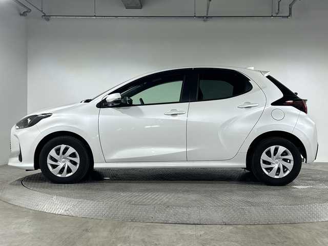 トヨタ ヤリス G 神奈川県 2024(令6)年 0.1万km プラチナホワイトパールマイカ 純正ディスプレイオーディオ/コネクトナビ/Bluetooth　USB　HDMI　AM FM　Miracast/パノラミックビューモニター/純正ビルトインETC2.0/セーフティセンス/ブラインドスポットモニター/レーダークルーズコントロール/レーンディパーチャーアラート/プリクラッシュセーフティ/オートハイビーム/ロードサインアシスト/リアクロストラフィックアラート/パーキングサポートブレーキ/安心降車アシスト/後退速度抑制/リヤシートマインダー/発進遅れ告知/DRIVEMODE/プッシュスタート/スマートキー/純正サイド/リアスポイラー/スペアキー