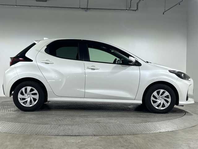 トヨタ ヤリス G 神奈川県 2024(令6)年 0.1万km プラチナホワイトパールマイカ 純正ディスプレイオーディオ/コネクトナビ/Bluetooth　USB　HDMI　AM FM　Miracast/パノラミックビューモニター/純正ビルトインETC2.0/セーフティセンス/ブラインドスポットモニター/レーダークルーズコントロール/レーンディパーチャーアラート/プリクラッシュセーフティ/オートハイビーム/ロードサインアシスト/リアクロストラフィックアラート/パーキングサポートブレーキ/安心降車アシスト/後退速度抑制/リヤシートマインダー/発進遅れ告知/DRIVEMODE/プッシュスタート/スマートキー/純正サイド/リアスポイラー/スペアキー