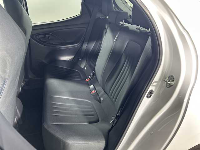 トヨタ ヤリス G 神奈川県 2024(令6)年 0.1万km プラチナホワイトパールマイカ 純正ディスプレイオーディオ/コネクトナビ/Bluetooth　USB　HDMI　AM FM　Miracast/パノラミックビューモニター/純正ビルトインETC2.0/セーフティセンス/ブラインドスポットモニター/レーダークルーズコントロール/レーンディパーチャーアラート/プリクラッシュセーフティ/オートハイビーム/ロードサインアシスト/リアクロストラフィックアラート/パーキングサポートブレーキ/安心降車アシスト/後退速度抑制/リヤシートマインダー/発進遅れ告知/DRIVEMODE/プッシュスタート/スマートキー/純正サイド/リアスポイラー/スペアキー