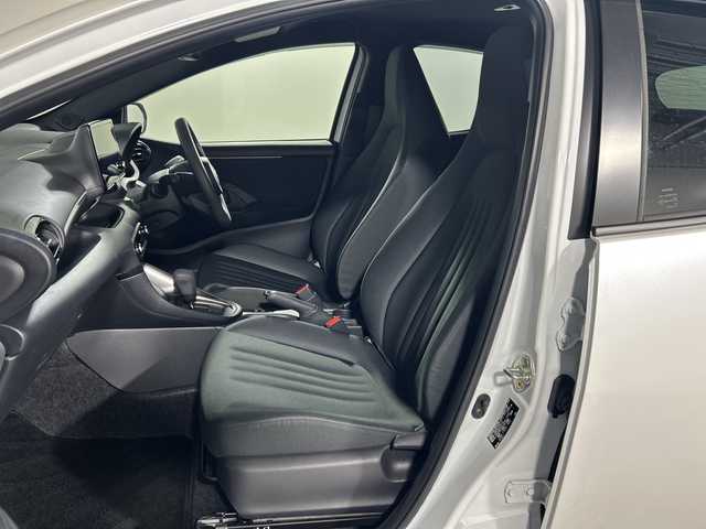 トヨタ ヤリス G 神奈川県 2024(令6)年 0.1万km プラチナホワイトパールマイカ 純正ディスプレイオーディオ/コネクトナビ/Bluetooth　USB　HDMI　AM FM　Miracast/パノラミックビューモニター/純正ビルトインETC2.0/セーフティセンス/ブラインドスポットモニター/レーダークルーズコントロール/レーンディパーチャーアラート/プリクラッシュセーフティ/オートハイビーム/ロードサインアシスト/リアクロストラフィックアラート/パーキングサポートブレーキ/安心降車アシスト/後退速度抑制/リヤシートマインダー/発進遅れ告知/DRIVEMODE/プッシュスタート/スマートキー/純正サイド/リアスポイラー/スペアキー