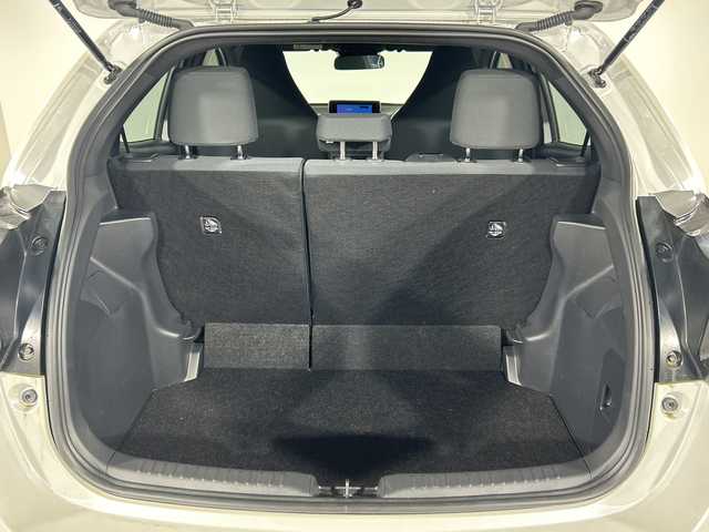 トヨタ ヤリス G 神奈川県 2024(令6)年 0.1万km プラチナホワイトパールマイカ 純正ディスプレイオーディオ/コネクトナビ/Bluetooth　USB　HDMI　AM FM　Miracast/パノラミックビューモニター/純正ビルトインETC2.0/セーフティセンス/ブラインドスポットモニター/レーダークルーズコントロール/レーンディパーチャーアラート/プリクラッシュセーフティ/オートハイビーム/ロードサインアシスト/リアクロストラフィックアラート/パーキングサポートブレーキ/安心降車アシスト/後退速度抑制/リヤシートマインダー/発進遅れ告知/DRIVEMODE/プッシュスタート/スマートキー/純正サイド/リアスポイラー/スペアキー