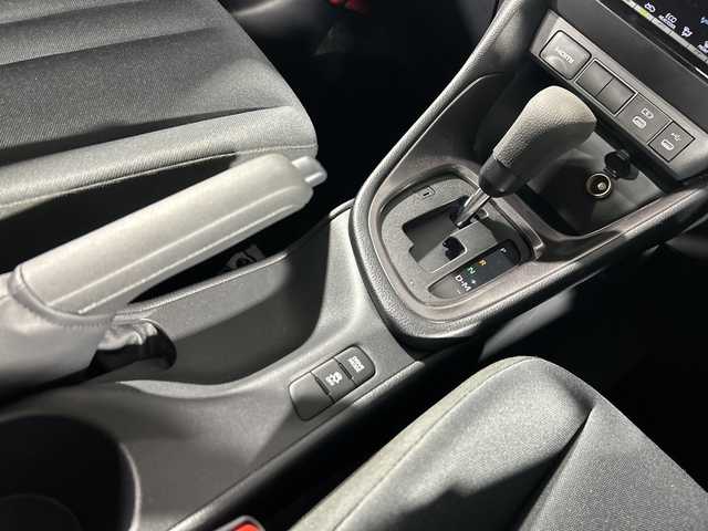 トヨタ ヤリス G 神奈川県 2024(令6)年 0.1万km プラチナホワイトパールマイカ 純正ディスプレイオーディオ/コネクトナビ/Bluetooth　USB　HDMI　AM FM　Miracast/パノラミックビューモニター/純正ビルトインETC2.0/セーフティセンス/ブラインドスポットモニター/レーダークルーズコントロール/レーンディパーチャーアラート/プリクラッシュセーフティ/オートハイビーム/ロードサインアシスト/リアクロストラフィックアラート/パーキングサポートブレーキ/安心降車アシスト/後退速度抑制/リヤシートマインダー/発進遅れ告知/DRIVEMODE/プッシュスタート/スマートキー/純正サイド/リアスポイラー/スペアキー