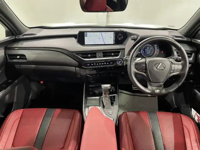 レクサス ＵＸ 250h Fスポーツ 愛知県 2019(平31)年 2.4万km グラファイトブラックガラスフレーク ・取扱説明書/・メンテナンスノート/・登録時走行距離：23185km/・装着タイヤ：TURANZA（ブリヂストン19年製）/　レクサスセーフティシステム　/・プリクラッシュセーフティ/（昼自転車運転者＆夜間歩行者検知機能付）/（対車両：自車車速域約10km/hから最高速度：最大約40km/h減速可）/（対歩行者：自車車速域約10km/hから80km/h間：最大約30km/h減速可）/・レーダークルーズコントロール/（全車速追従機能付/ブレーキ制御付）/・レーントレーシングアシスト（LTA）/（作動車速：50km/h以上時）/（ステアリング操作支援）/・ロードサインアシスト（RSA）/（道路標識認識支援）/・オートマチックハイビーム/　10.3インチメモリーナビ　/・FMAMラジオ/・CD/・DVD/・gracenote/・Bluetooth/・ハンズフリーフォン/・TV/・USB/・AUX/・バックモニター/・ETC2.0/　主要装備　/・パーキングサポートアシスト/・クリアランスソナー/・ツートンレザーシート/・パワー＆ヒーターシート/・運転席ポジションメモリーシート/・オートライト/・LEDヘッドライト/・ステアリングヒーター/・パワーバックドア/・純正アルミ18インチ