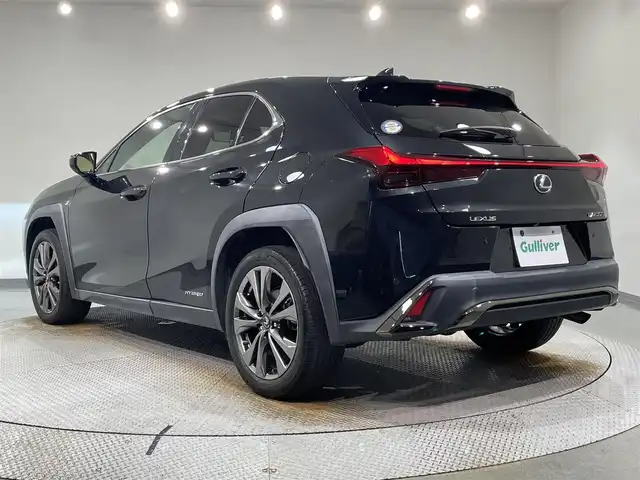 レクサス ＵＸ 250h Fスポーツ 愛知県 2019(平31)年 2.4万km グラファイトブラックガラスフレーク ・取扱説明書/・メンテナンスノート/・登録時走行距離：23185km/・装着タイヤ：TURANZA（ブリヂストン19年製）/　レクサスセーフティシステム　/・プリクラッシュセーフティ/（昼自転車運転者＆夜間歩行者検知機能付）/（対車両：自車車速域約10km/hから最高速度：最大約40km/h減速可）/（対歩行者：自車車速域約10km/hから80km/h間：最大約30km/h減速可）/・レーダークルーズコントロール/（全車速追従機能付/ブレーキ制御付）/・レーントレーシングアシスト（LTA）/（作動車速：50km/h以上時）/（ステアリング操作支援）/・ロードサインアシスト（RSA）/（道路標識認識支援）/・オートマチックハイビーム/　10.3インチメモリーナビ　/・FMAMラジオ/・CD/・DVD/・gracenote/・Bluetooth/・ハンズフリーフォン/・TV/・USB/・AUX/・バックモニター/・ETC2.0/　主要装備　/・パーキングサポートアシスト/・クリアランスソナー/・ツートンレザーシート/・パワー＆ヒーターシート/・運転席ポジションメモリーシート/・オートライト/・LEDヘッドライト/・ステアリングヒーター/・パワーバックドア/・純正アルミ18インチ