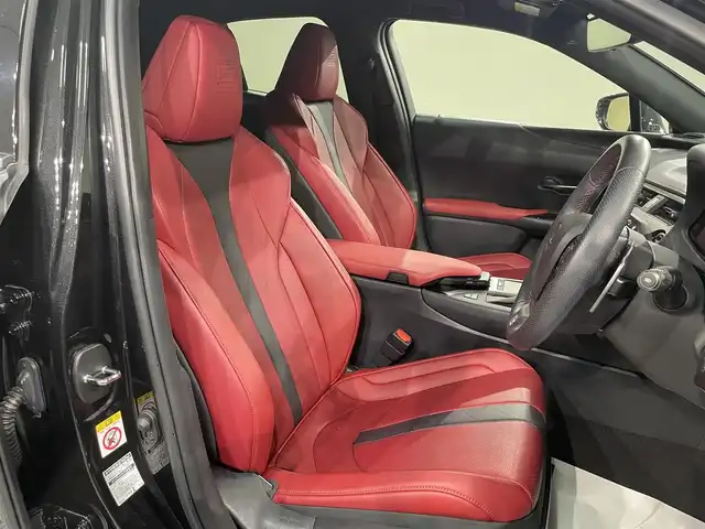 レクサス ＵＸ 250h Fスポーツ 愛知県 2019(平31)年 2.4万km グラファイトブラックガラスフレーク ・取扱説明書/・メンテナンスノート/・登録時走行距離：23185km/・装着タイヤ：TURANZA（ブリヂストン19年製）/　レクサスセーフティシステム　/・プリクラッシュセーフティ/（昼自転車運転者＆夜間歩行者検知機能付）/（対車両：自車車速域約10km/hから最高速度：最大約40km/h減速可）/（対歩行者：自車車速域約10km/hから80km/h間：最大約30km/h減速可）/・レーダークルーズコントロール/（全車速追従機能付/ブレーキ制御付）/・レーントレーシングアシスト（LTA）/（作動車速：50km/h以上時）/（ステアリング操作支援）/・ロードサインアシスト（RSA）/（道路標識認識支援）/・オートマチックハイビーム/　10.3インチメモリーナビ　/・FMAMラジオ/・CD/・DVD/・gracenote/・Bluetooth/・ハンズフリーフォン/・TV/・USB/・AUX/・バックモニター/・ETC2.0/　主要装備　/・パーキングサポートアシスト/・クリアランスソナー/・ツートンレザーシート/・パワー＆ヒーターシート/・運転席ポジションメモリーシート/・オートライト/・LEDヘッドライト/・ステアリングヒーター/・パワーバックドア/・純正アルミ18インチ