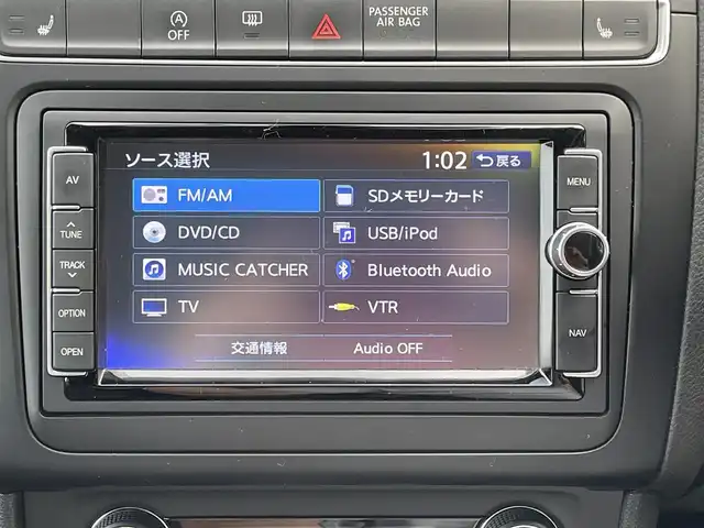 フォルクスワーゲン ポロ TSIハイライン 埼玉県 2016(平28)年 4.8万km ピュアホワイト 新車時保証書/純正SDナビ/　（フルセグTV/BT/SD/CD・DVD/VTR/USB/ラジ /      オ）/ステアリングスイッチ/パドルシフト/フロントシートヒーター/オートライト/フロントドライブレコーダー/ETC/アイドリングストップ/純正フロアマット/純正ドアバイザー/タイヤサイズ　　215/45/R16