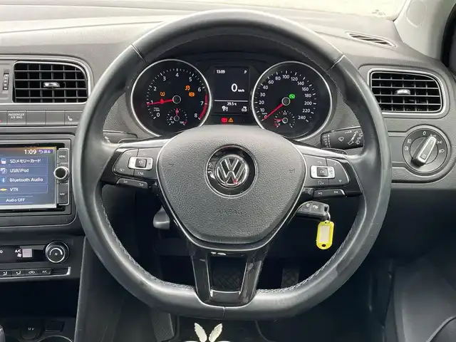 フォルクスワーゲン ポロ TSIハイライン 埼玉県 2016(平28)年 4.8万km ピュアホワイト 新車時保証書/純正SDナビ/　（フルセグTV/BT/SD/CD・DVD/VTR/USB/ラジ /      オ）/ステアリングスイッチ/パドルシフト/フロントシートヒーター/オートライト/フロントドライブレコーダー/ETC/アイドリングストップ/純正フロアマット/純正ドアバイザー/タイヤサイズ　　215/45/R16