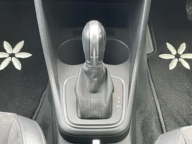 フォルクスワーゲン ポロ TSIハイライン 埼玉県 2016(平28)年 4.8万km ピュアホワイト 新車時保証書/純正SDナビ/　（フルセグTV/BT/SD/CD・DVD/VTR/USB/ラジ /      オ）/ステアリングスイッチ/パドルシフト/フロントシートヒーター/オートライト/フロントドライブレコーダー/ETC/アイドリングストップ/純正フロアマット/純正ドアバイザー/タイヤサイズ　　215/45/R16