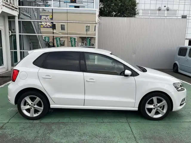 フォルクスワーゲン ポロ TSIハイライン 埼玉県 2016(平28)年 4.8万km ピュアホワイト 新車時保証書/純正SDナビ/　（フルセグTV/BT/SD/CD・DVD/VTR/USB/ラジ /      オ）/ステアリングスイッチ/パドルシフト/フロントシートヒーター/オートライト/フロントドライブレコーダー/ETC/アイドリングストップ/純正フロアマット/純正ドアバイザー/タイヤサイズ　　215/45/R16