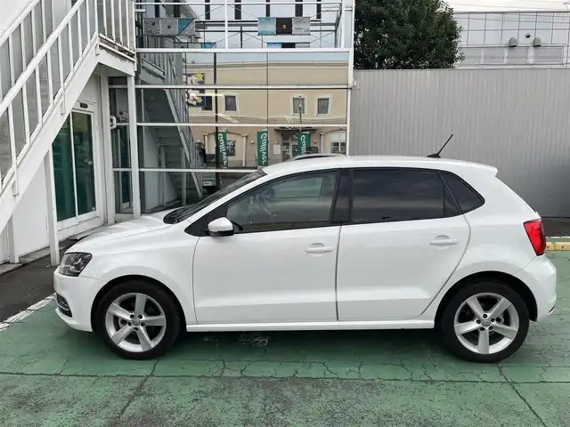 フォルクスワーゲン ポロ TSIハイライン 埼玉県 2016(平28)年 4.8万km ピュアホワイト 新車時保証書/純正SDナビ/　（フルセグTV/BT/SD/CD・DVD/VTR/USB/ラジ /      オ）/ステアリングスイッチ/パドルシフト/フロントシートヒーター/オートライト/フロントドライブレコーダー/ETC/アイドリングストップ/純正フロアマット/純正ドアバイザー/タイヤサイズ　　215/45/R16