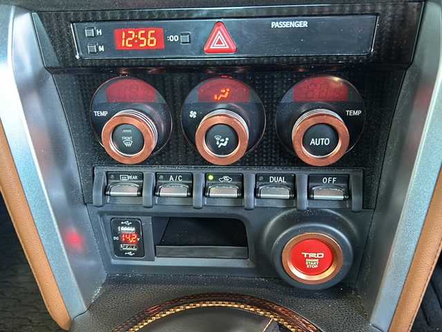 トヨタ ８６ GT リミテッド ブラックPKG 静岡県 2019(平31)年 8万km ピュアレッド 純正ナビ/・FM/AM/・CD/DVD/・フルセグTV/・SD録音/・Bluetooth/主要装備/・ＴＲＤエアロ/・ＥＴＣ/・パドルシフト/・オートエアコン/・シートヒーター/・サイドカーテンエアバッグ/・リアフォグ/・オートライト/・ＬＥＤライト/・クルーズコントロール/・ブレンボ製ブレーキ/・純正アルミホイール(ブラック塗装)