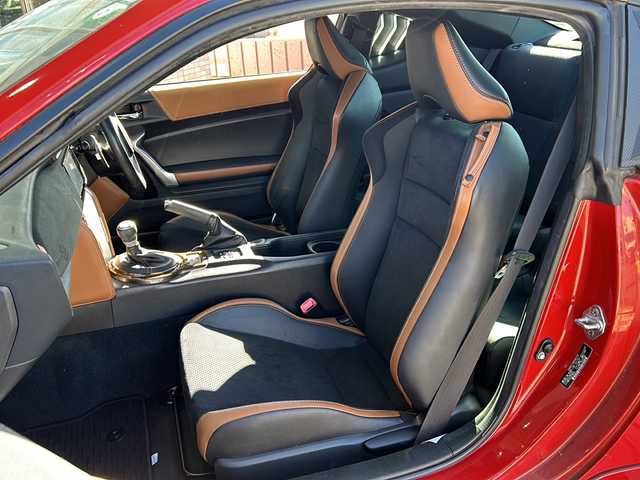 トヨタ ８６ GT リミテッド ブラックPKG 静岡県 2019(平31)年 8万km ピュアレッド 純正ナビ/・FM/AM/・CD/DVD/・フルセグTV/・SD録音/・Bluetooth/主要装備/・ＴＲＤエアロ/・ＥＴＣ/・パドルシフト/・オートエアコン/・シートヒーター/・サイドカーテンエアバッグ/・リアフォグ/・オートライト/・ＬＥＤライト/・クルーズコントロール/・ブレンボ製ブレーキ/・純正アルミホイール(ブラック塗装)