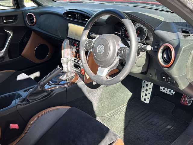 トヨタ ８６ GT リミテッド ブラックPKG 静岡県 2019(平31)年 8万km ピュアレッド 純正ナビ/・FM/AM/・CD/DVD/・フルセグTV/・SD録音/・Bluetooth/主要装備/・ＴＲＤエアロ/・ＥＴＣ/・パドルシフト/・オートエアコン/・シートヒーター/・サイドカーテンエアバッグ/・リアフォグ/・オートライト/・ＬＥＤライト/・クルーズコントロール/・ブレンボ製ブレーキ/・純正アルミホイール(ブラック塗装)