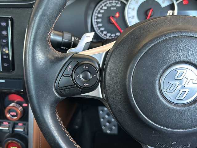 トヨタ ８６ GT リミテッド ブラックPKG 静岡県 2019(平31)年 8万km ピュアレッド 純正ナビ/・FM/AM/・CD/DVD/・フルセグTV/・SD録音/・Bluetooth/主要装備/・ＴＲＤエアロ/・ＥＴＣ/・パドルシフト/・オートエアコン/・シートヒーター/・サイドカーテンエアバッグ/・リアフォグ/・オートライト/・ＬＥＤライト/・クルーズコントロール/・ブレンボ製ブレーキ/・純正アルミホイール(ブラック塗装)