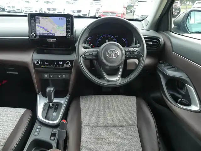 トヨタ ヤリスクロス ハイブリッド Z 千葉県 2021(令3)年 4.2万km ブラックマイカ Toyota Safety Sense/・プリクラッシュセーフティ/・レーンディパーチャーアラート/・オートハイビーム/・レーダークルーズコントロール/・ブラインドスポットモニター/アイドリングストップ/純正コネクティッドナビ/地デジTV/【Bluetooth接続】/パノラミックビューモニター/ドライブレコーダー/ハーフレザーシート/前席シートヒーター/革巻きステアリング/ステアリングスイッチ/ETC/LEDヘッドライト/ウインカーミラー/クリアランスソナー/純正18インチアルミホイル/サイド/カーテンエアバッグ/スマートキー