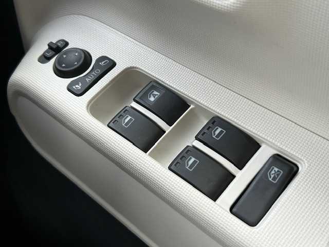 ダイハツ ムーヴ キャンバス ストライプス G 栃木県 2024(令6)年 0.1万km シャイニングホワイトパール/サンドベージュメタリック スマートアシスト/・衝突回避支援ブレーキ機能/・ブレーキ制御付誤発進抑制機能/・車線逸脱抑制制御機能/・路側逸脱警報機能/・先行車発進お知らせ機能/・標識認識機能/・アダプティブドライビングビーム/社外メモリナビ/フルセグTV/DVD/Bluetooth/バックカメラ/両側パワースライドドア/スマートキー/シートヒーター/保温機能付カップホルダー/ステアリングリモコン/純正フロアマット/LEDヘッドライト/フォグランプ/オートライト/コーナーセンサー