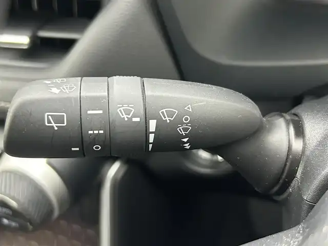 トヨタ ＲＡＶ４ G 熊本県 2024(令6)年 1万km プラチナホワイトパールマイカ 禁煙車　/１０．５インチディスプレイオーディオ（ＡｐｐｌＣａｒＰｌａｙ・ＡｎｄｒｏｉｄＡｕｔｏ・ＢＴ・フルセグ）/アラウンドビューモニター/前方ドライブレコーダー　/ＥＴＣ２．０　/レーダークルーズコントロール/前席シートヒーター　/ステアリングヒーター/前席エアーシート/運転席パワーシート（メモリー付き）/パワーバックドア/前後クリアランスソナー/ブラインドスポットモニター/衝突軽減ブレーキ/レーンキープアシスト/ダウンヒルアシスト/横滑り防止/デジタルインナーミラー/ルーフレール/純正フロアマット/純正１８インチAW/オートライト/オートマチックハイビーム/LEDヘッドライト/フォグライト/スマートキー/プッシュスタート/保証書/取扱説明書