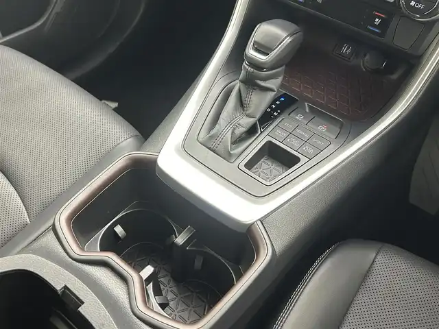 トヨタ ＲＡＶ４ G 熊本県 2024(令6)年 1万km プラチナホワイトパールマイカ 禁煙車　/１０．５インチディスプレイオーディオ（ＡｐｐｌＣａｒＰｌａｙ・ＡｎｄｒｏｉｄＡｕｔｏ・ＢＴ・フルセグ）/アラウンドビューモニター/前方ドライブレコーダー　/ＥＴＣ２．０　/レーダークルーズコントロール/前席シートヒーター　/ステアリングヒーター/前席エアーシート/運転席パワーシート（メモリー付き）/パワーバックドア/前後クリアランスソナー/ブラインドスポットモニター/衝突軽減ブレーキ/レーンキープアシスト/ダウンヒルアシスト/横滑り防止/デジタルインナーミラー/ルーフレール/純正フロアマット/純正１８インチAW/オートライト/オートマチックハイビーム/LEDヘッドライト/フォグライト/スマートキー/プッシュスタート/保証書/取扱説明書