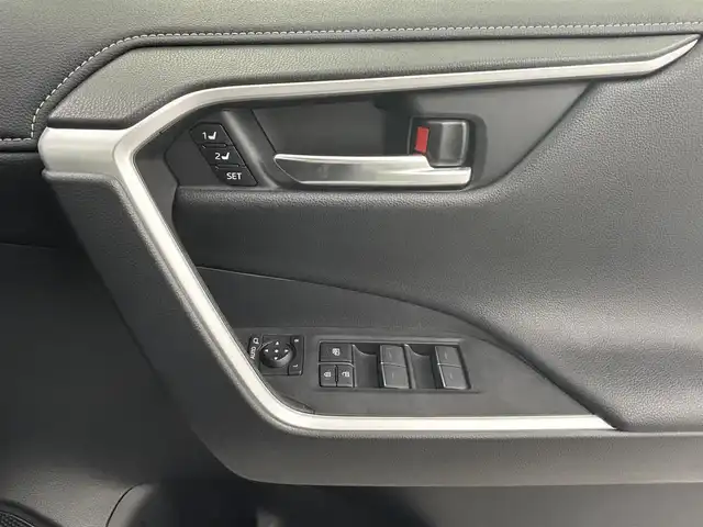 トヨタ ＲＡＶ４ G 熊本県 2024(令6)年 1万km プラチナホワイトパールマイカ 禁煙車　/１０．５インチディスプレイオーディオ（ＡｐｐｌＣａｒＰｌａｙ・ＡｎｄｒｏｉｄＡｕｔｏ・ＢＴ・フルセグ）/アラウンドビューモニター/前方ドライブレコーダー　/ＥＴＣ２．０　/レーダークルーズコントロール/前席シートヒーター　/ステアリングヒーター/前席エアーシート/運転席パワーシート（メモリー付き）/パワーバックドア/前後クリアランスソナー/ブラインドスポットモニター/衝突軽減ブレーキ/レーンキープアシスト/ダウンヒルアシスト/横滑り防止/デジタルインナーミラー/ルーフレール/純正フロアマット/純正１８インチAW/オートライト/オートマチックハイビーム/LEDヘッドライト/フォグライト/スマートキー/プッシュスタート/保証書/取扱説明書