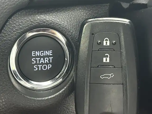 トヨタ ＲＡＶ４ G 熊本県 2024(令6)年 1万km プラチナホワイトパールマイカ 禁煙車　/１０．５インチディスプレイオーディオ（ＡｐｐｌＣａｒＰｌａｙ・ＡｎｄｒｏｉｄＡｕｔｏ・ＢＴ・フルセグ）/アラウンドビューモニター/前方ドライブレコーダー　/ＥＴＣ２．０　/レーダークルーズコントロール/前席シートヒーター　/ステアリングヒーター/前席エアーシート/運転席パワーシート（メモリー付き）/パワーバックドア/前後クリアランスソナー/ブラインドスポットモニター/衝突軽減ブレーキ/レーンキープアシスト/ダウンヒルアシスト/横滑り防止/デジタルインナーミラー/ルーフレール/純正フロアマット/純正１８インチAW/オートライト/オートマチックハイビーム/LEDヘッドライト/フォグライト/スマートキー/プッシュスタート/保証書/取扱説明書