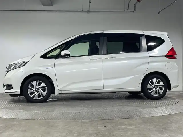 ホンダ フリード ハイブリット G ホンダセンシング 神奈川県 2020(令2)年 5.4万km プラチナホワイトパール 純正7型メモリーナビゲーション【VXM-204VFi】/フルセグ　CD/DVD　iPod　AUX　MUSICRACK　AM FM Bluetooth/バックカメラ/両側電動スライドドア【サンシェード】/ホンダセンシング/CMBS衝突軽減ブレーキ/アクティブクルーズコントロール/LKAS車線維持支援システム/路外逸脱抑制機能/誤発進抑制機能/先行車発進お知らせ機能/標識認識機能/リアソナー/前席シートヒーター/ビルトインETC/プッシュスタート/スマートキー/lEDヘッドライト/アクティブコーナリングランプ/オートライト/純正前後ドライブレコーダー/取説　保証書　スペアキー