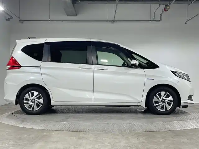 ホンダ フリード ハイブリット G ホンダセンシング 神奈川県 2020(令2)年 5.4万km プラチナホワイトパール 純正7型メモリーナビゲーション【VXM-204VFi】/フルセグ　CD/DVD　iPod　AUX　MUSICRACK　AM FM Bluetooth/バックカメラ/両側電動スライドドア【サンシェード】/ホンダセンシング/CMBS衝突軽減ブレーキ/アクティブクルーズコントロール/LKAS車線維持支援システム/路外逸脱抑制機能/誤発進抑制機能/先行車発進お知らせ機能/標識認識機能/リアソナー/前席シートヒーター/ビルトインETC/プッシュスタート/スマートキー/lEDヘッドライト/アクティブコーナリングランプ/オートライト/純正前後ドライブレコーダー/取説　保証書　スペアキー