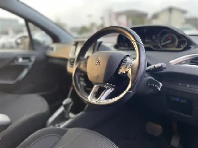 プジョー ２０８ アリュール 栃木県 2018(平30)年 3.7万km 赤 アクティブシティブレーキ/AppleCarPlay/バックカメラ/バックソナー /ETC/キーレスキー /オートライト/クルーズコントロール/ドライブレコーダー