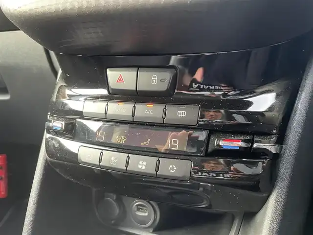 プジョー ２０８ アリュール 栃木県 2018(平30)年 3.7万km 赤 アクティブシティブレーキ/AppleCarPlay/バックカメラ/バックソナー /ETC/キーレスキー /オートライト/クルーズコントロール/ドライブレコーダー