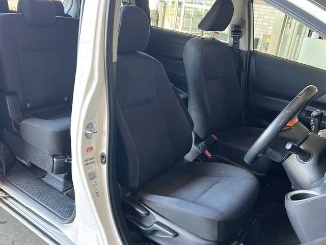 トヨタ シエンタ G 静岡県 2015(平27)年 9.7万km ホワイトパールクリスタルシャイン 純正SDナビ/・CD/・DVD/・フルセグＴＶ/・Bluetooth/・AM/・FM/主要装備/・両側パワスラ/・衝突軽減/・レーンキープ/・バックカメラ/・ETC/・シートヒーターD/N席/・LEDヘッドライト/・オートライト/・オートハイビーム/・フォグランプ/・純正フロアマット/・社外アルミホイール/・スマートキー/・プッシュスタート/・スペアキー1本