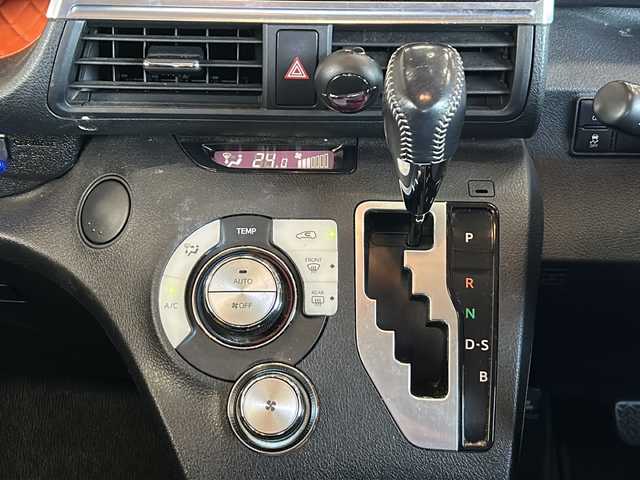 トヨタ シエンタ G 静岡県 2015(平27)年 9.7万km ホワイトパールクリスタルシャイン 純正SDナビ/・CD/・DVD/・フルセグＴＶ/・Bluetooth/・AM/・FM/主要装備/・両側パワスラ/・衝突軽減/・レーンキープ/・バックカメラ/・ETC/・シートヒーターD/N席/・LEDヘッドライト/・オートライト/・オートハイビーム/・フォグランプ/・純正フロアマット/・社外アルミホイール/・スマートキー/・プッシュスタート/・スペアキー1本