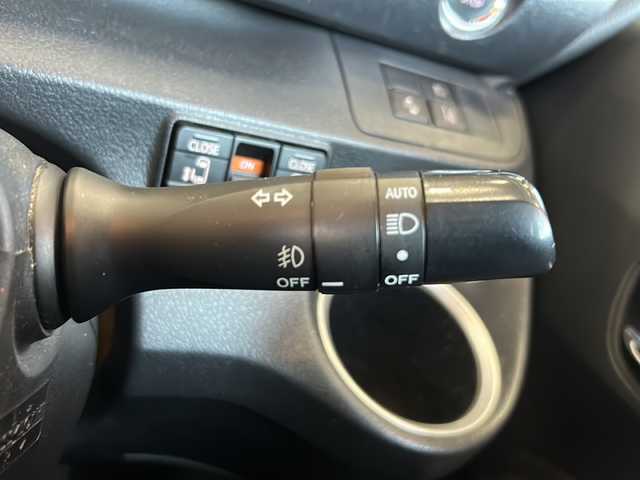 トヨタ シエンタ G 静岡県 2015(平27)年 9.7万km ホワイトパールクリスタルシャイン 純正SDナビ/・CD/・DVD/・フルセグＴＶ/・Bluetooth/・AM/・FM/主要装備/・両側パワスラ/・衝突軽減/・レーンキープ/・バックカメラ/・ETC/・シートヒーターD/N席/・LEDヘッドライト/・オートライト/・オートハイビーム/・フォグランプ/・純正フロアマット/・社外アルミホイール/・スマートキー/・プッシュスタート/・スペアキー1本