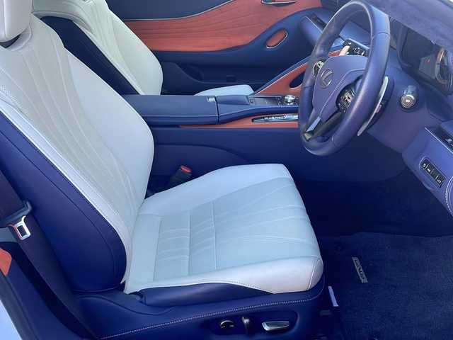 レクサス ＬＣ 500 Lパッケージ 東京都 2018(平30)年 0.4万km ホワイトノーヴァガラスフレーク ワンオーナー/登録時走行距離【4205km】/純正ナビ/（フルセグ/BT/CD/DVD/FM/AM）/ドライブレコーダー【前後】/バックカメラ　ETC2.0/ガラスルーフ【開かない】/Lexus Safety System +/・レーンキーピングアシスト/・プリクラッシュセーフティ/・レーダークルーズコントロール/・オートマチックハイビーム/ブラインドスポットモニター/コーナーセンサー/ヘッドアップディスプレイ/パドルシフト/ステアリングヒーター/レザーシート/シートヒーター（D/N）/エアーシート（D/N）/オートホールド/スマートキー×２/カードキー×１/純正２１インチアルミ