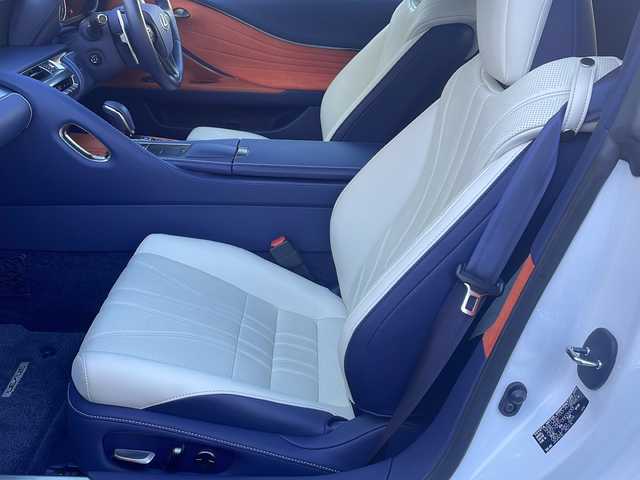 レクサス ＬＣ 500 Lパッケージ 東京都 2018(平30)年 0.4万km ホワイトノーヴァガラスフレーク ワンオーナー/登録時走行距離【4205km】/純正ナビ/（フルセグ/BT/CD/DVD/FM/AM）/ドライブレコーダー【前後】/バックカメラ　ETC2.0/ガラスルーフ【開かない】/Lexus Safety System +/・レーンキーピングアシスト/・プリクラッシュセーフティ/・レーダークルーズコントロール/・オートマチックハイビーム/ブラインドスポットモニター/コーナーセンサー/ヘッドアップディスプレイ/パドルシフト/ステアリングヒーター/レザーシート/シートヒーター（D/N）/エアーシート（D/N）/オートホールド/スマートキー×２/カードキー×１/純正２１インチアルミ