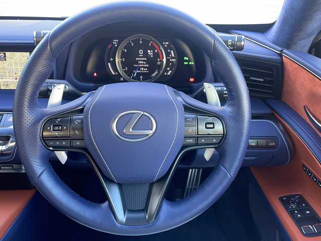 レクサス ＬＣ 500 Lパッケージ 東京都 2018(平30)年 0.4万km ホワイトノーヴァガラスフレーク ワンオーナー/登録時走行距離【4205km】/純正ナビ/（フルセグ/BT/CD/DVD/FM/AM）/ドライブレコーダー【前後】/バックカメラ　ETC2.0/ガラスルーフ【開かない】/Lexus Safety System +/・レーンキーピングアシスト/・プリクラッシュセーフティ/・レーダークルーズコントロール/・オートマチックハイビーム/ブラインドスポットモニター/コーナーセンサー/ヘッドアップディスプレイ/パドルシフト/ステアリングヒーター/レザーシート/シートヒーター（D/N）/エアーシート（D/N）/オートホールド/スマートキー×２/カードキー×１/純正２１インチアルミ