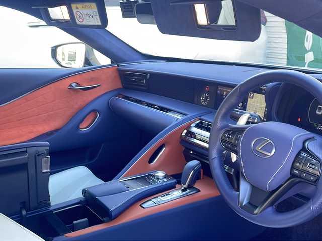 レクサス ＬＣ 500 Lパッケージ 東京都 2018(平30)年 0.4万km ホワイトノーヴァガラスフレーク ワンオーナー/登録時走行距離【4205km】/純正ナビ/（フルセグ/BT/CD/DVD/FM/AM）/ドライブレコーダー【前後】/バックカメラ　ETC2.0/ガラスルーフ【開かない】/Lexus Safety System +/・レーンキーピングアシスト/・プリクラッシュセーフティ/・レーダークルーズコントロール/・オートマチックハイビーム/ブラインドスポットモニター/コーナーセンサー/ヘッドアップディスプレイ/パドルシフト/ステアリングヒーター/レザーシート/シートヒーター（D/N）/エアーシート（D/N）/オートホールド/スマートキー×２/カードキー×１/純正２１インチアルミ