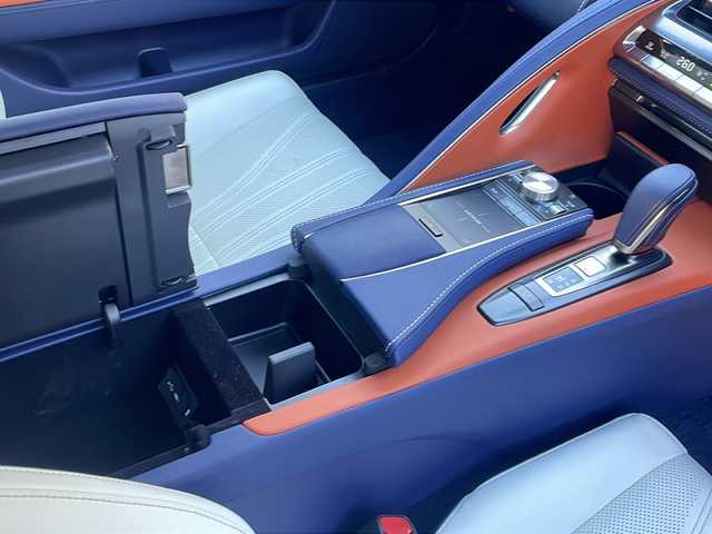 レクサス ＬＣ 500 Lパッケージ 東京都 2018(平30)年 0.4万km ホワイトノーヴァガラスフレーク ワンオーナー/登録時走行距離【4205km】/純正ナビ/（フルセグ/BT/CD/DVD/FM/AM）/ドライブレコーダー【前後】/バックカメラ　ETC2.0/ガラスルーフ【開かない】/Lexus Safety System +/・レーンキーピングアシスト/・プリクラッシュセーフティ/・レーダークルーズコントロール/・オートマチックハイビーム/ブラインドスポットモニター/コーナーセンサー/ヘッドアップディスプレイ/パドルシフト/ステアリングヒーター/レザーシート/シートヒーター（D/N）/エアーシート（D/N）/オートホールド/スマートキー×２/カードキー×１/純正２１インチアルミ