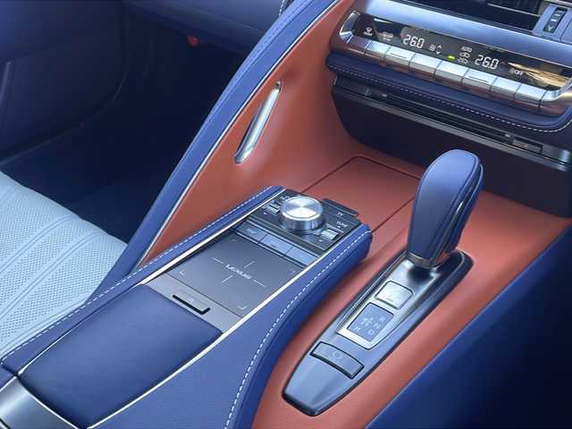 レクサス ＬＣ 500 Lパッケージ 東京都 2018(平30)年 0.4万km ホワイトノーヴァガラスフレーク ワンオーナー/登録時走行距離【4205km】/純正ナビ/（フルセグ/BT/CD/DVD/FM/AM）/ドライブレコーダー【前後】/バックカメラ　ETC2.0/ガラスルーフ【開かない】/Lexus Safety System +/・レーンキーピングアシスト/・プリクラッシュセーフティ/・レーダークルーズコントロール/・オートマチックハイビーム/ブラインドスポットモニター/コーナーセンサー/ヘッドアップディスプレイ/パドルシフト/ステアリングヒーター/レザーシート/シートヒーター（D/N）/エアーシート（D/N）/オートホールド/スマートキー×２/カードキー×１/純正２１インチアルミ